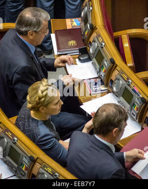 Kiev, Ucraina. 15 gennaio, 2015. Yulia Tymoshenko al suo posto di lavoro in Parlamento. Verkhovna Rada di Ucraina ha adottato il decreto del Presidente di Petro Poroshenko, una mobilitazione parziale. Decreto in Verkhovna Rada ha introdotto il Segretario del Consiglio di sicurezza nazionale, Alexander Turchinov, egli ha detto che come parte della prossima ondata di mobilitazione in primo luogo devono essere messi sotto la pistola volontari patriottica. Credito: Igor Golovnov/Alamy Live News Foto Stock