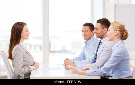 Sorridente imprenditrice a colloquio in ufficio Foto Stock