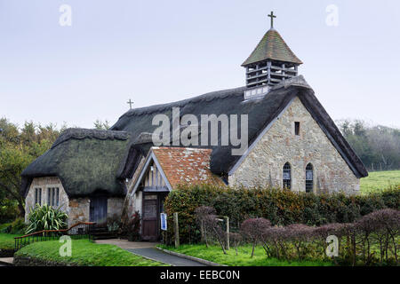 La chiesa con il tetto di paglia di Sant Agnese, baia di acqua dolce, Isola di Wight. Foto Stock