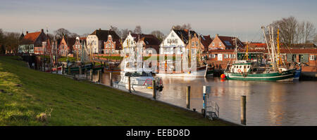 Barche da pesca in porto, Greetsiel, Krummhoern, Frisia orientale, Bassa Sassonia, del Mare del Nord, Germania, Europa Foto Stock