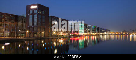 Edifici per uffici e ristoranti, Innenhafen, il Porto Interno di Duisburg, zona della Ruhr, Renania settentrionale-Vestfalia, Germania, Europa Foto Stock