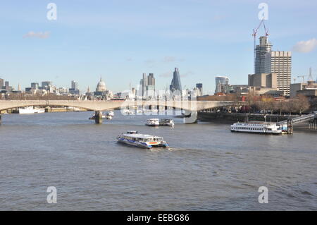 Battelli sul Tamigi con la city di Londra, tra cui la Cattedrale di St Paul, 122 Leadenhall (aka Cheesegrater), Waterloo Bridge Foto Stock