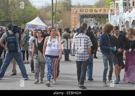 La folla di persone frequentano l annuale Asheville, NC moogfest music festival Foto Stock