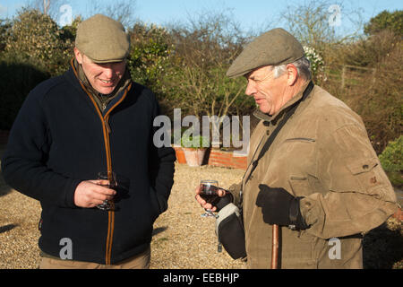 Hill Top Farm, Oakham, Rutland, UK. Il 15 gennaio, 2015. I seguaci del Pipewell brachetti aspettando l'arrivo dei segugi per soddisfare a Hill Top Farm, Oakham, Rutland, Inghilterra, Casa del signor e la signora William e Jane la croce. Credito: Jim Harrison/Alamy Live News Foto Stock