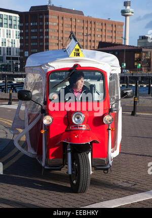 Personalizzati in rosa in stile thailandese tuk tuks, elettrica, veicoli elettrici, motore elettrico, EV, auto elettrica la proprietà auto-rickshaws in Liverpool, Merseyside Foto Stock