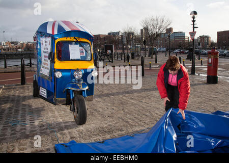 Personalizzati in rosa in stile thailandese tuk tuks, elettrica, veicoli elettrici, motore elettrico, EV, auto elettrica la proprietà auto-rickshaws in Liverpool, Merseyside Foto Stock