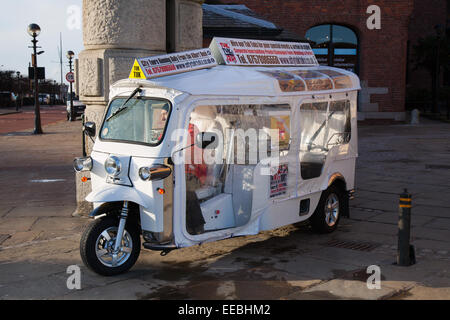 Personalizzati in rosa in stile thailandese tuk tuks, elettrica, veicoli elettrici, motore elettrico, EV, auto elettrica la proprietà auto-rickshaws in Liverpool, Merseyside Foto Stock