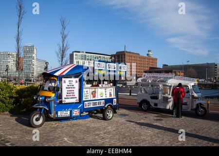 Personalizzati in rosa in stile thailandese tuk tuks, elettrica, veicoli elettrici, motore elettrico, EV, auto elettrica la proprietà auto-rickshaws in Liverpool, Merseyside Foto Stock