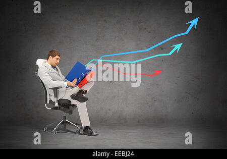 Bello imprenditore con cartelle seduti su una sedia Foto Stock