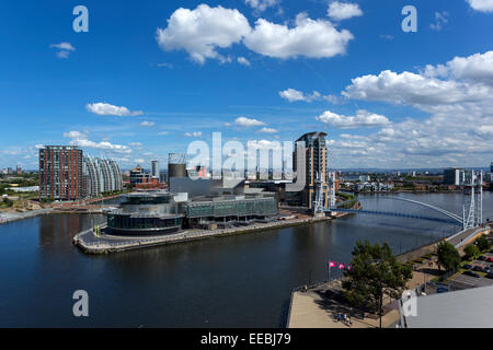 Inghilterra, Greater Manchester, alta vista sulla Salford Quays e il Lowry Theatre e Media City Foto Stock