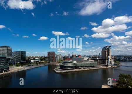 Inghilterra, Greater Manchester, alta vista sulla Salford Quays e il Lowry Theatre e Media City Foto Stock