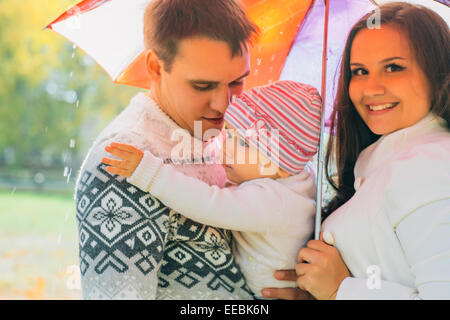 Famiglia con l'ombrello Foto Stock
