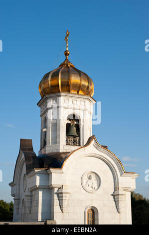 Gold Dome e la Cattedrale di Cristo Salvatore sopra una torre campanaria a Mosca, Russia Foto Stock