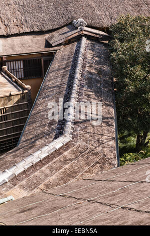 Mito, Giappone. Paglia e ciottoli di cedro sul tetto del Kobuntei, un tradizionale edificio in legno a tre piani nei famosi giardini di Kairaku-en Foto Stock
