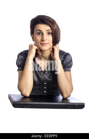 Giovane donna in piedi con le mani su un computer portatile isolato su bianco Foto Stock