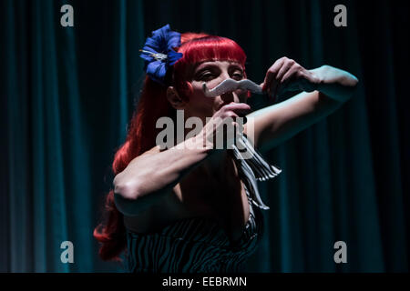 Siviglia, Spagna, 15 gennaio 2015. Roma Calderon esegue il suo lavoro "Gli amanti" presso La Fundicion Theatre durante Fest, Siviglia del Festival delle arti Perfoming Questo artista ha vinto un premio massimo di Performing Arts nel 2013 per il suo lavoro "Alegria". Credito: Daniel González Acuña/Alamy Live News Foto Stock