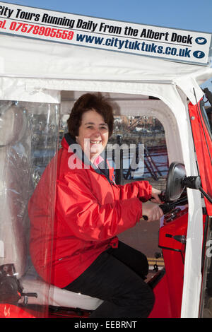 Personalizzati in rosa in stile thailandese tuk tuks, elettrica, veicoli elettrici, motore elettrico, EV, auto elettrica la proprietà auto-rickshaws in Liverpool, Merseyside Foto Stock