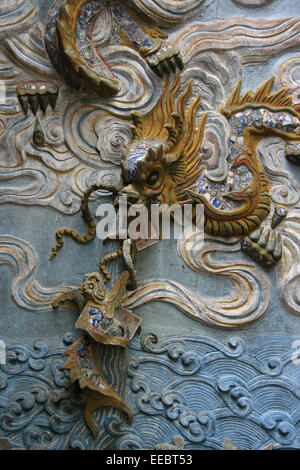 Un drago è scolpito sulla parete di un tempio buddista (Tempio Quan Thanh) ad Hanoi, Vietnam. Foto Stock