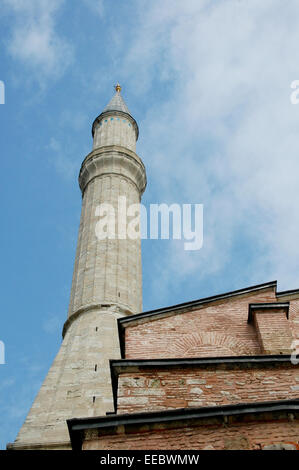 Minareto al di fuori di Hagia Sophia mosque (Museo Ayasofya) in Istanbul, Turchia Foto Stock