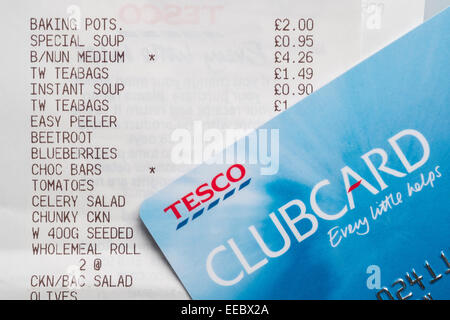 Tesco Clubcard utilizzato per raccogliere punti fedeltà dal negozio di generi alimentari di elementi di acquisto. Foto Stock