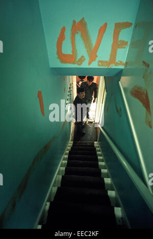 BELFAST, IRLANDA DEL NORD - aprile 1974. UVF, Ulster Volunteer Force Graffiti nella nuova casa abbandonata durante i guai, Irlanda del Nord. Foto Stock