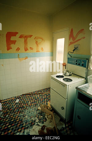 BELFAST, IRLANDA DEL NORD - aprile 1974. UVF, Ulster Volunteer Force Graffiti nella nuova casa abbandonata durante i guai, Irlanda del Nord. Foto Stock