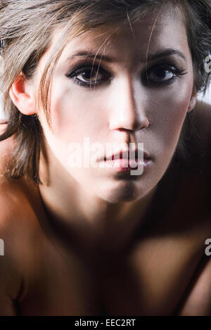 Breve donna dai capelli close up ritratto con la faccia triste Foto Stock