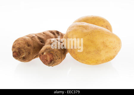 Patate e Topinambur isolato su bianco Foto Stock