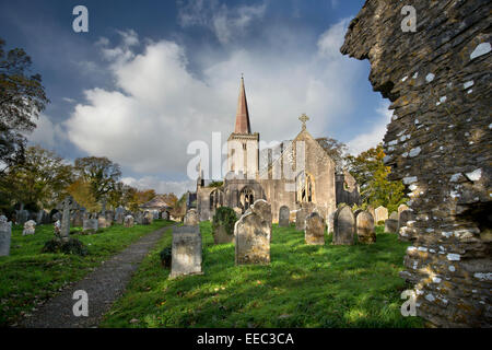 Le rovine di una chiesa della Santa Trinità a Buckfastleigh, South Devon Foto Stock