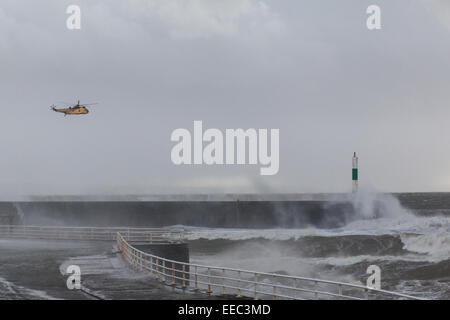 Aberystwyth, Wales, Regno Unito. Il 15 gennaio 2015. Regno Unito Meteo: un mare re la ricerca in elicottero la zona portuale di Aberystwyth in mezzo i difficili mari di credito: Alan Hale/Alamy Live News Foto Stock