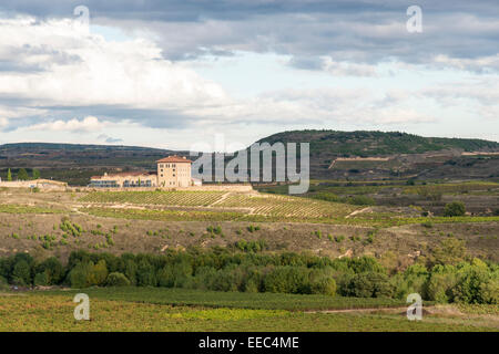 Una bodega impostato nella laminazione landsacpe di La Rioja vino regione in Spagna Foto Stock