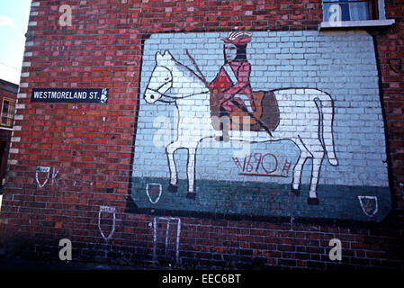 BELFAST, IRLANDA DEL NORD - settembre 1971. vecchio murale in parte protestante di Belfast di Re Guglielmo d Orange un protestante che hanno combattuto King James un Cattolico presso il Centro Visitatori della Battaglia del Boyne 1n 1690. Foto Stock