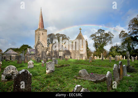 Le rovine di una chiesa della Santa Trinità e il cimitero di Buckfastleigh, South Devon Foto Stock