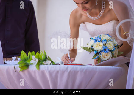 Sposa di firma certificato di matrimonio in posizione di parcheggio Foto Stock