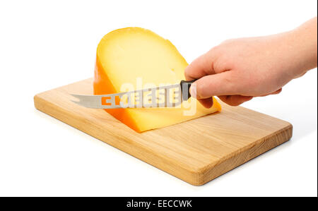 Tagli a mano con Coltello per formaggio Olandese formaggio Gouda su un tagliere Foto Stock