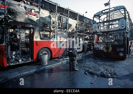 BELFAST, IRLANDA DEL NORD - agosto 1976. La benzina ha bombardato Belfast City bus in magazzino durante i guai, Irlanda del Nord. Foto Stock