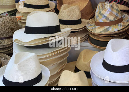 Estate di cappelli di paglia sul display in un open air shop Foto Stock