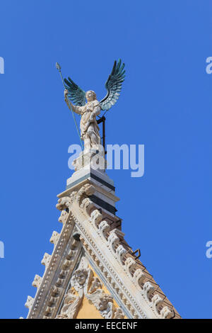 Un angelo con la lancia e non piegate le alette sulla parte superiore di Siena della cupola Foto Stock