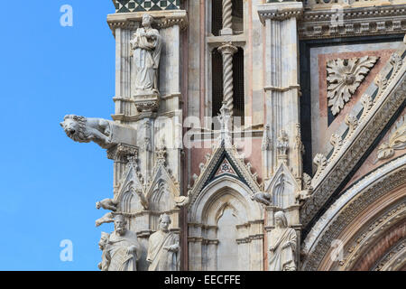 Un dettaglio della facciata del duomo di Siena, Italia Foto Stock