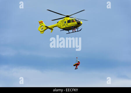 Salvataggio in elicottero Eurocopter EC135 T2+ dell'Ospedale Universitario di Ginevra in un funzionamento di emergenza, Ginevra, Svizzera Foto Stock