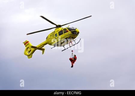 Salvataggio in elicottero Eurocopter EC135 T2+ dell'Ospedale Universitario di Ginevra in un funzionamento di emergenza, Ginevra, Svizzera Foto Stock