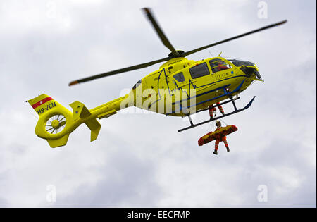 Salvataggio in elicottero Eurocopter EC135 T2+ dell'Ospedale Universitario di Ginevra in un funzionamento di emergenza, Ginevra, Svizzera Foto Stock