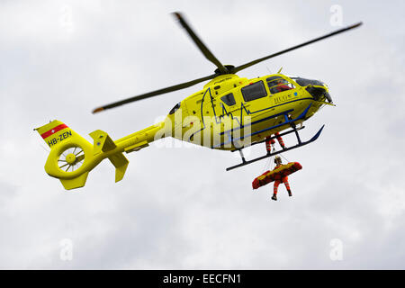 Salvataggio in elicottero Eurocopter EC135 T2+ dell'Ospedale Universitario di Ginevra in un funzionamento di emergenza, Ginevra, Svizzera Foto Stock