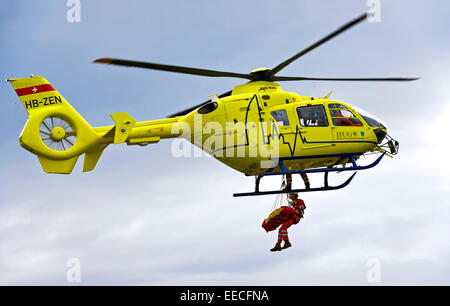 Salvataggio in elicottero Eurocopter EC135 T2+ dell'Ospedale Universitario di Ginevra in un funzionamento di emergenza, Ginevra, Svizzera Foto Stock