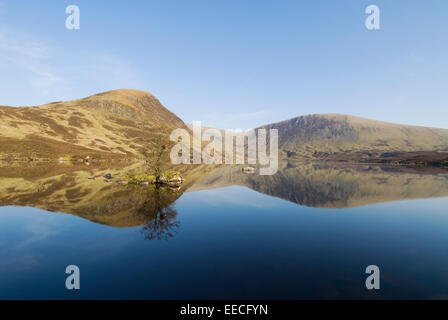 Loch Skeen con colline metà Craig e Lochcraig testa (a destra), Grigio Mare di coda della Riserva Naturale di Dumfries e Galloway, Scozia Foto Stock