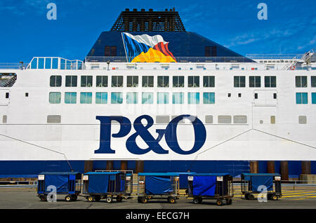 Vista laterale di un traghetto attraverso la manica della compagnia di navigazione P&O Ferries nel porto di Calais, Francia Foto Stock