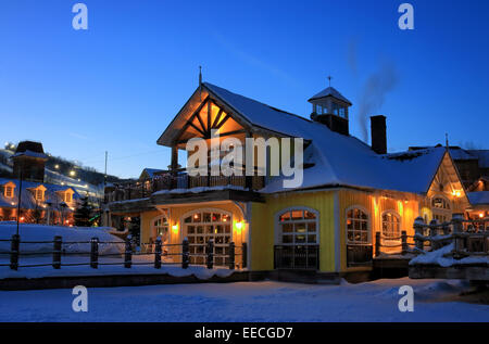 Fair racconto blu in stile villaggio di montagna con resorts, piste da sci e i ristoranti di notte Foto Stock