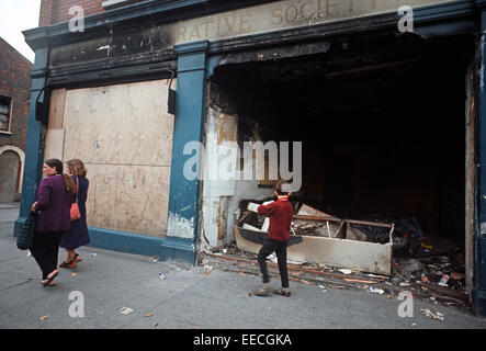 BELFAST, IRLANDA DEL NORD - maggio 1972. Fire bomb negozio danneggiato dall'esercito repubblicano irlandese durante i guai, Irlanda del Nord. Foto Stock