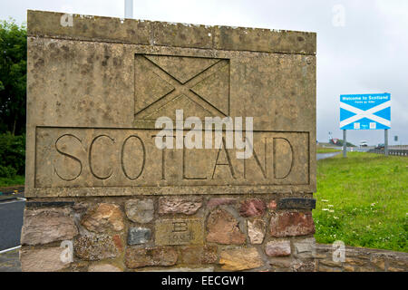 Frontiera scozzese segno all'anglo-frontiera scozzese vicino lamberton, Scotland, Regno Unito Foto Stock