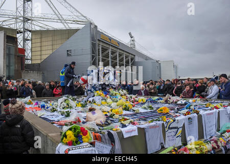 Preston, Lancashire: Tifosi si riuniscono al di fuori di Preston North End di Deepdale stadium per rendere omaggio a Sir Tom Finney. Foto Stock